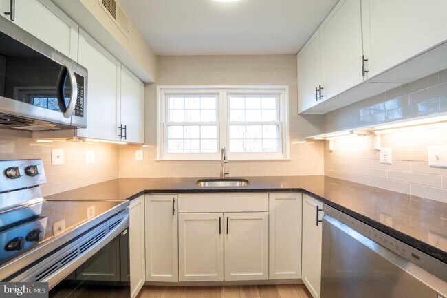Building Photo - 7761 Inversham Dr