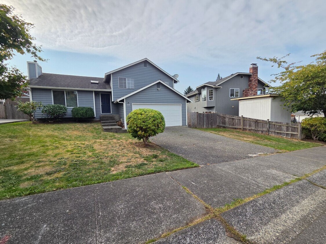 Primary Photo - 3 bed, 2.5 bath home in Frontier Village!