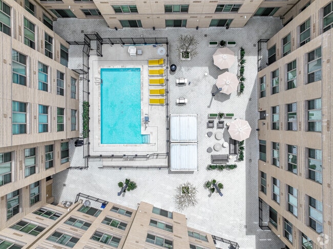 Piscina - Fairchild Apartments