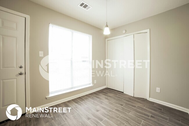 Building Photo - 3805 Ivanhoe Dr