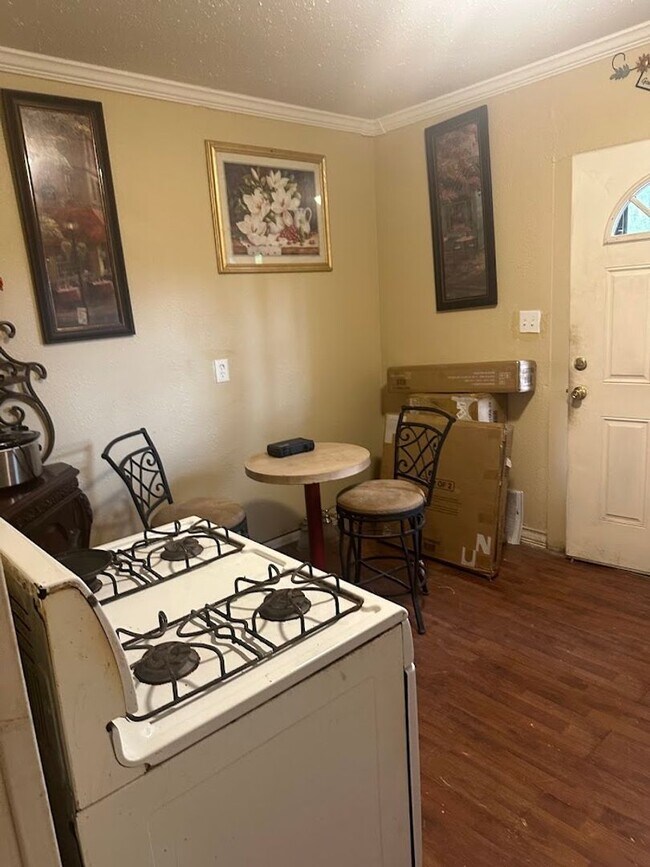 Foto del edificio - Refurbished - 3 bdrm 1 bath