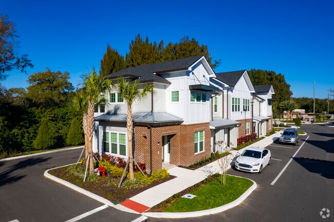 Townhome units - 8733 Rooks Park Cir Tampa, FL 33619 - z-070926-Cortland Santos Flats