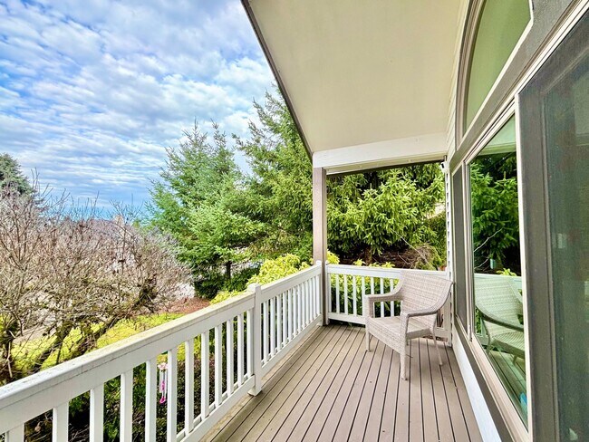 Foto del edificio - Spacious 4-Bedroom Home in LK WA Ridge wit...