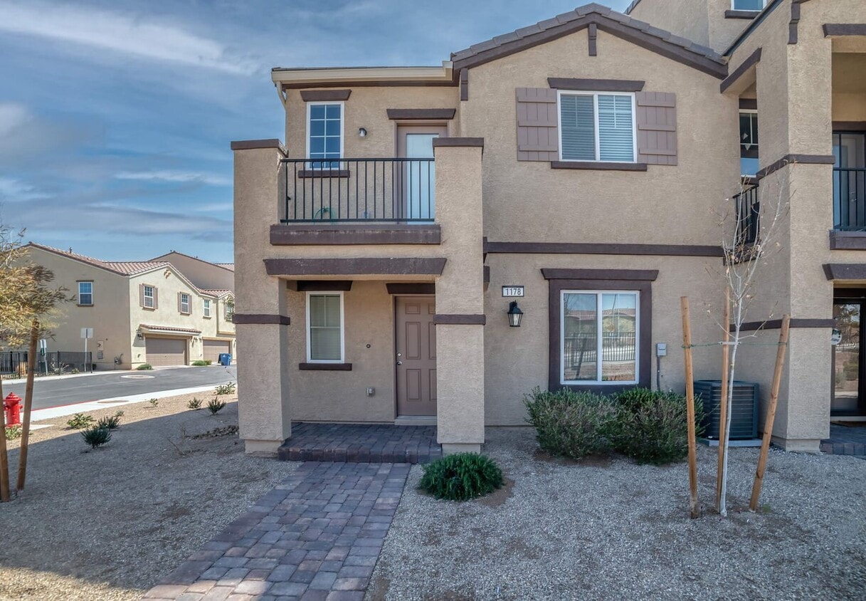 Foto principal - LOVELY 2-STORY 3-BEDROOM MOVE-IN READY TOW...