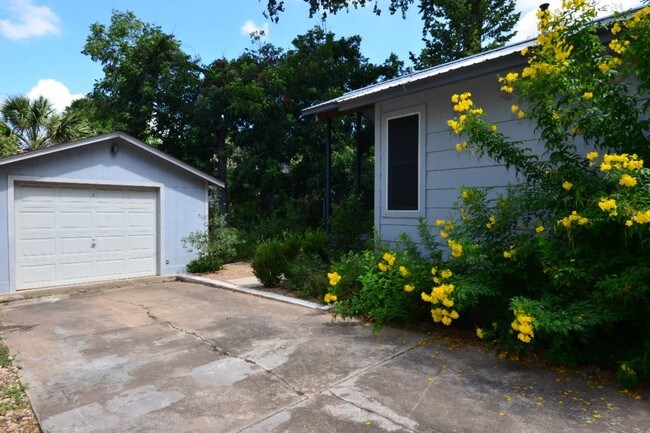 Building Photo - Farmhouse Cottage Style 2/2 Home in Rosedale
