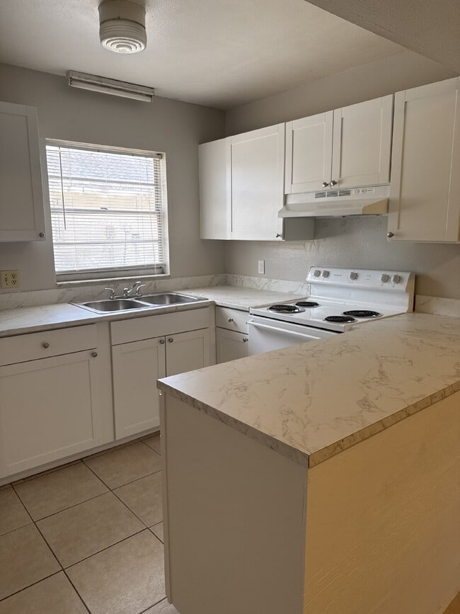 Foto del edificio - 2 bedroom 1 bath unit available for immedi...