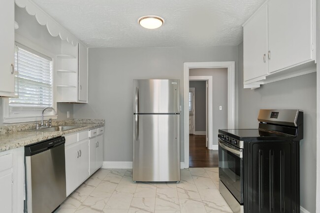 Foto del edificio - Freshly renovated duplex near Charlotte Av...