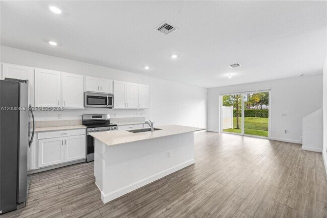 Building Photo - 4612 Hollister Ave