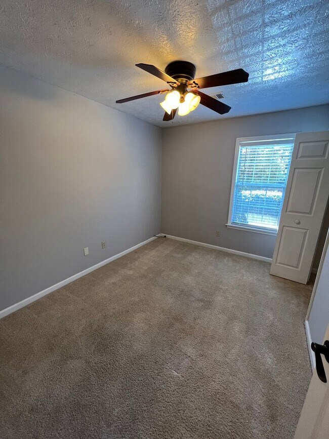 Building Photo - Pet Friendly fenced Duplex in Auburn for r...