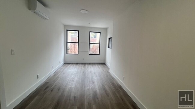 Foto del edificio - FRESHLY GUT RENOVATED LARGE 1 BEDROOM ROGE...