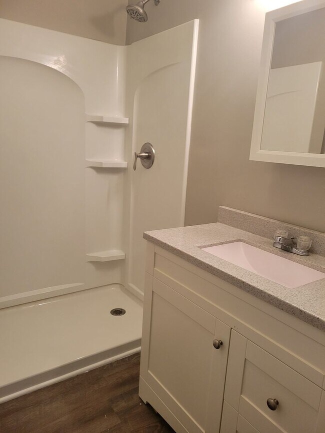 Foto del edificio - AUGUST MOVE IN! Nice 4 Bedroom Home Close ...