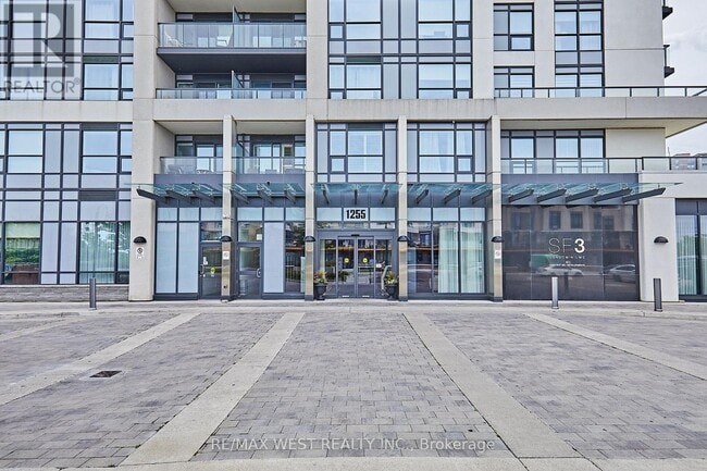 Building Photo - 1255 Bayly St