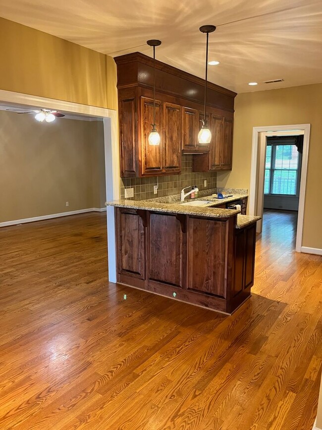 Building Photo - Stunning 5 Bedroom 2.5 Bath Home located i...