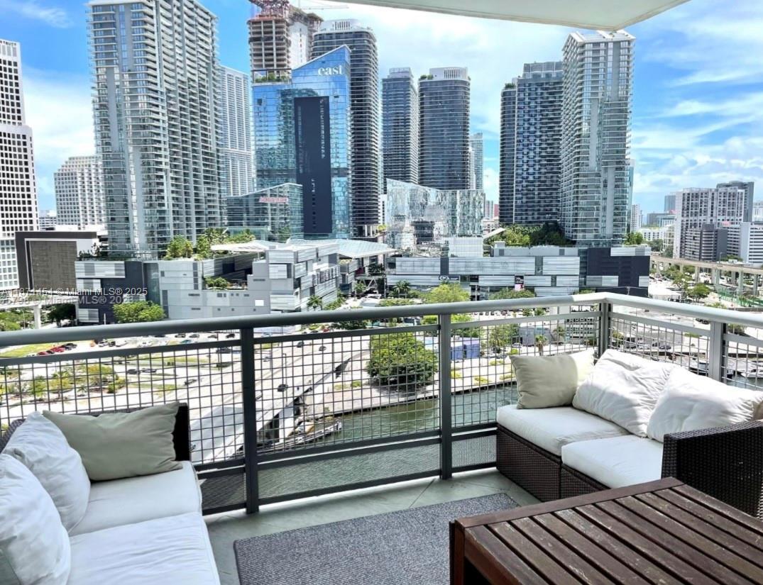 Foto principal - 350 S Miami Ave