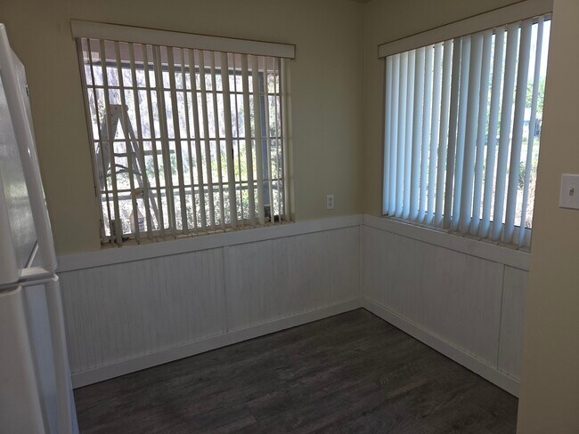 Come en la zona de la mesa de la cocina - 644 E Harwood St