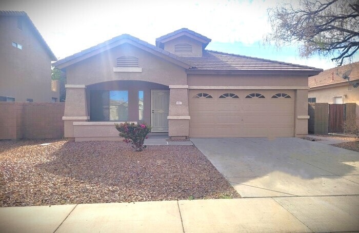 Primary Photo - Stunning 4-bedroom 2 bathroom