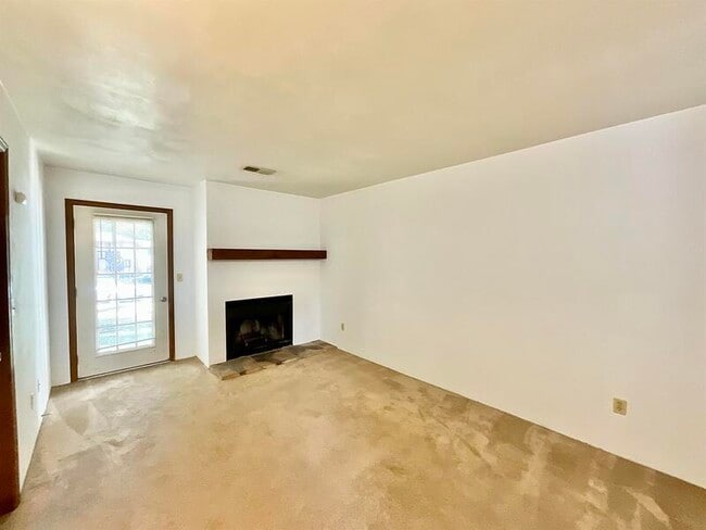 Building Photo - 11 Pepperwood Court
