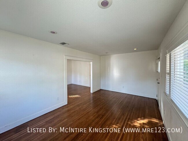 Building Photo - Beautiful 2BD / 1BA in Monrovia with Parking!