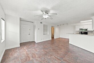 Building Photo - 9999 Summerbreeze Dr