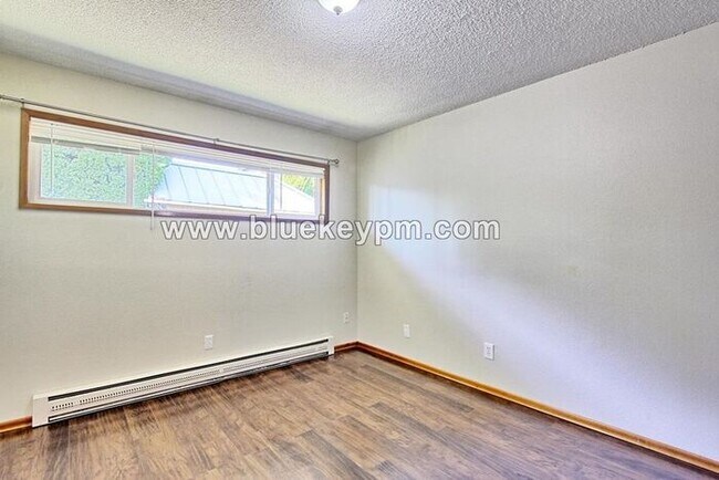 Foto del edificio - 1 Bed, 1 Bath Apartment with Yard and 1 Ca...