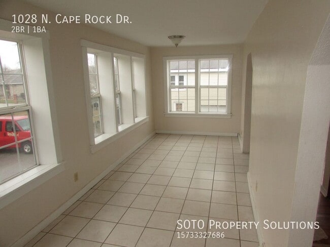Building Photo - 2BD/1BA House, fresh paint, refinished har...