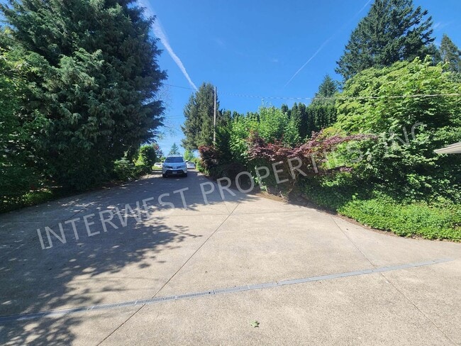 Building Photo - Large 3 Bed+ Bonus Room SW Pdx Home, Natur...