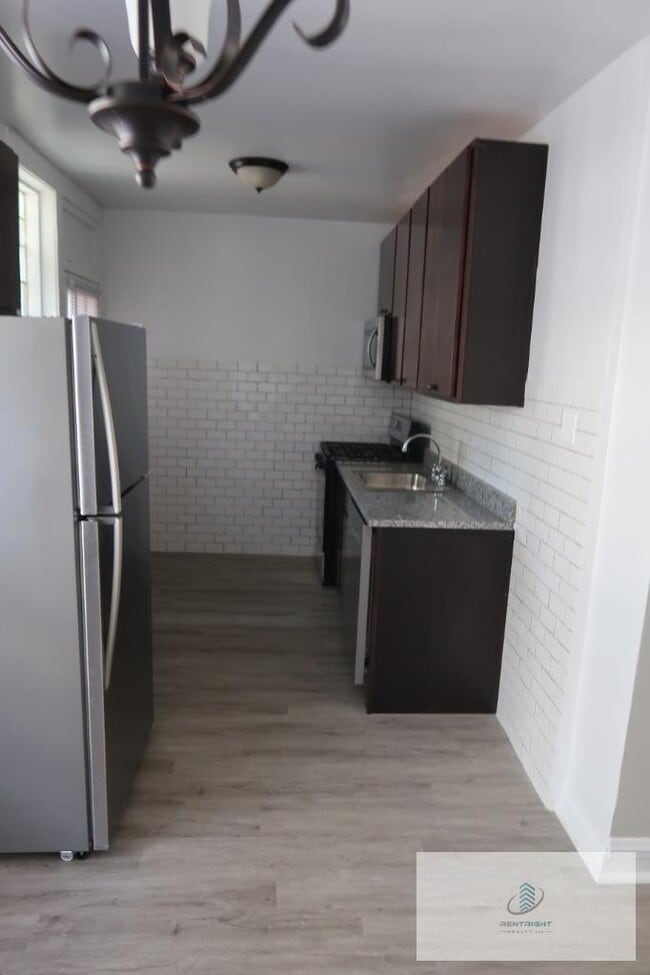 Building Photo - 5039 N Springfield Ave