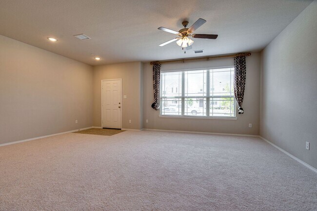 Foto del edificio - End unit that was the Model Home