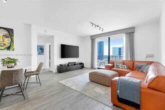 Building Photo - 999 SW 1st Ave