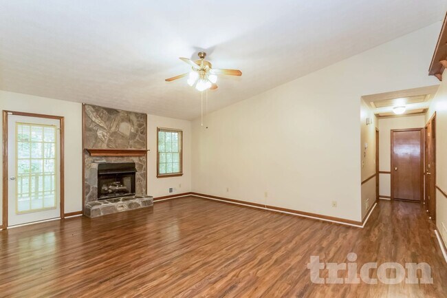 Building Photo - 1430 Hillside Pl SE