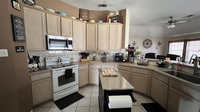 Building Photo - 2504 Blue Holly Dr