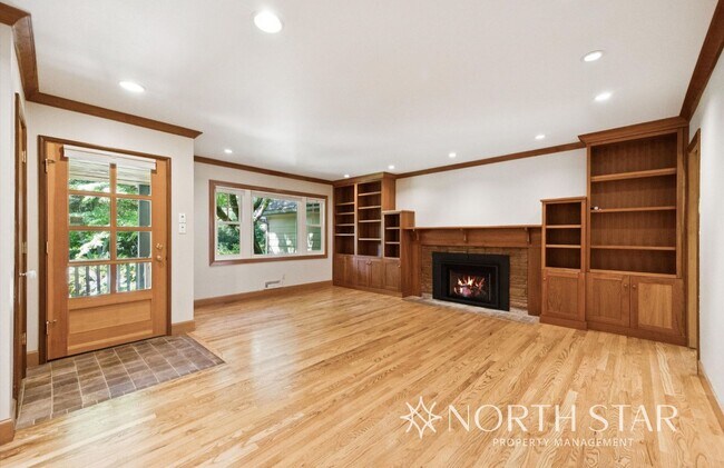Foto del edificio - Charming Home in Coveted First Addition Ne...