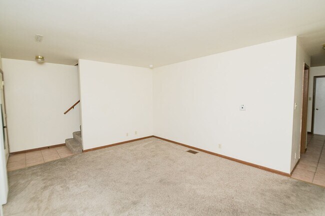 Building Photo - 2 bedroom / 1.5 bathroom Townhome in Chest...