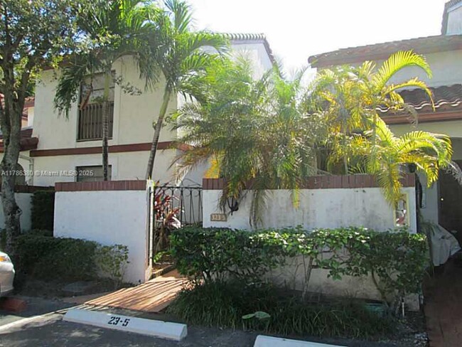 Foto del edificio - 323 Ives Dairy Rd