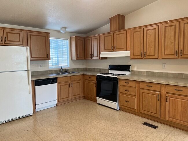 Building Photo - 3 bedroom by U of A!