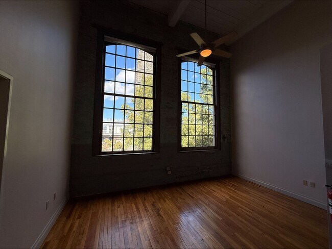 Building Photo - 920 Poeyfarre St