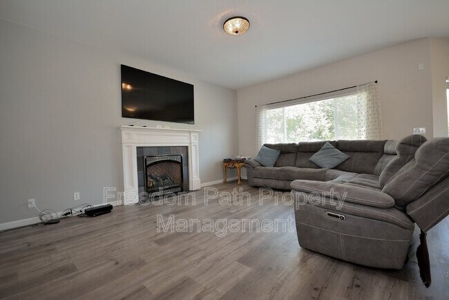 Building Photo - 2575 W Palais Dr