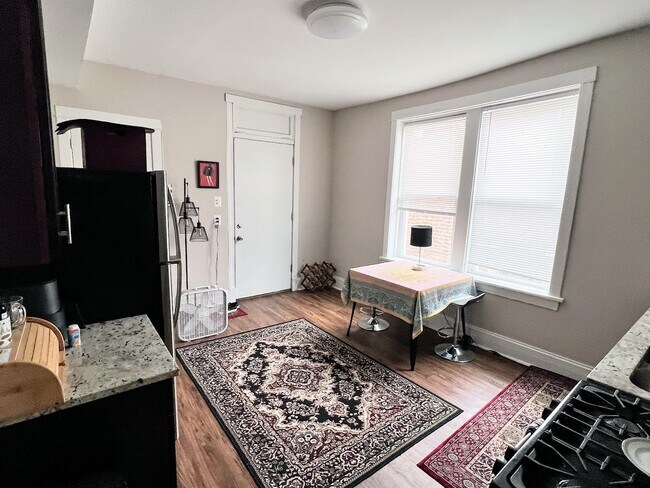 Foto del edificio - 3229 W Division St