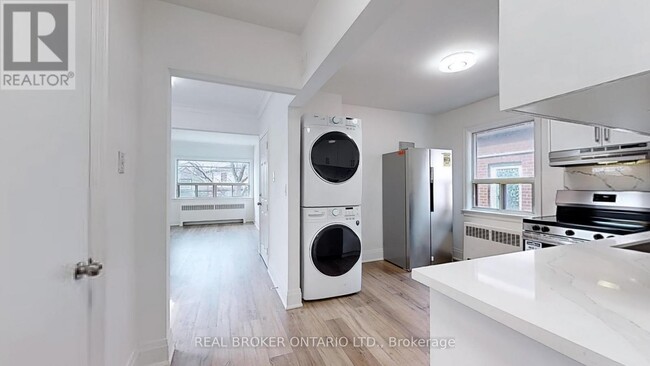 Photo du bâtiment - 451 Donlands Ave