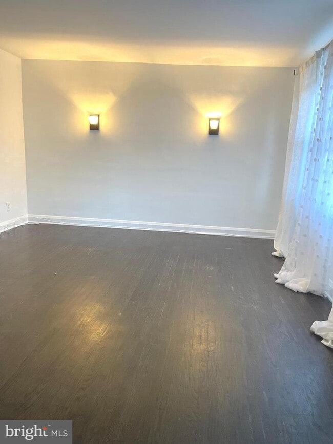 Building Photo - 518 Charing Cross Rd