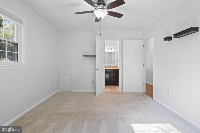Building Photo - 5812 Helmsdale Ln