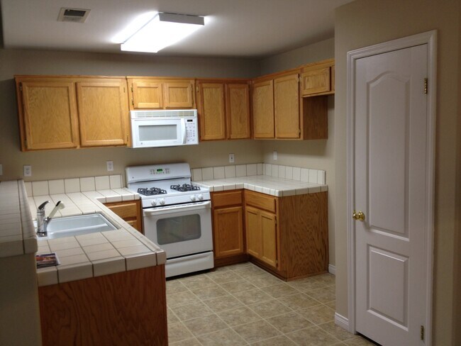 Foto del edificio - Beautiful NW Home 5 bed/2 bath $2750 Depos...