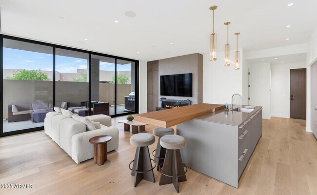 Foto del edificio - 5000 N Camelback Rdg Dr