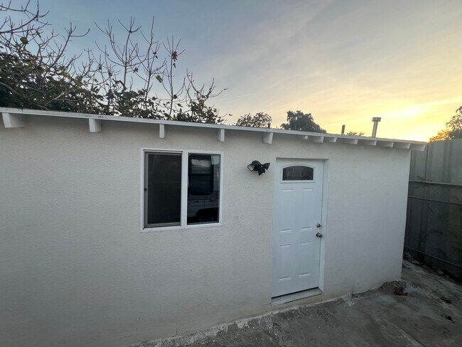 Entrada principal - 9613 Anzac Ave