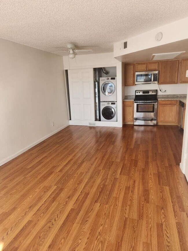 Building Photo - Cozy Split-level Condo with a Private Balcony!