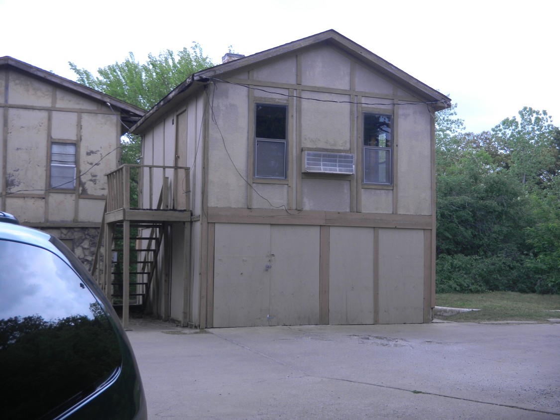 Primary Photo - Pine Lake Apartments