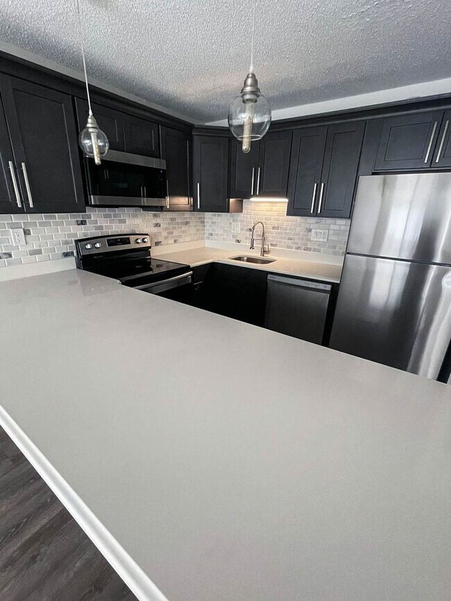 Foto del edificio - 1 Bed Condo w/ Laundry and Parking