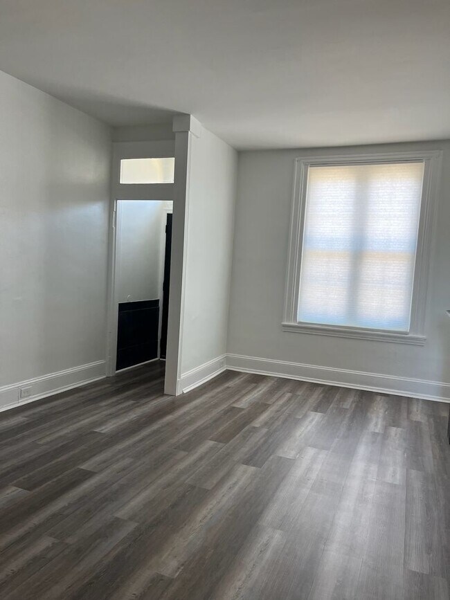 Building Photo - 2 story 2 bed 1 bath house - newly remodeled