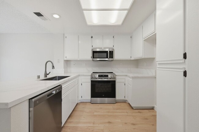 Building Photo - Upgraded 3 Bed 3 Bath Princeton Townhome