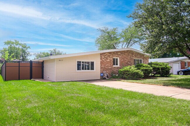Foto del edificio - 4615 Larch Ave
